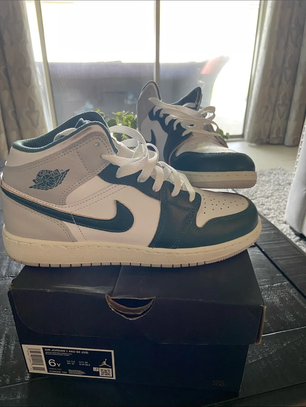 Nike Air Jordan 1 Mid YOUTH Sneakers - White & Teal